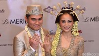 Pamer cincin nikah, Vicky dan Acha semringah banget. Pool/Noel/detikFoto.