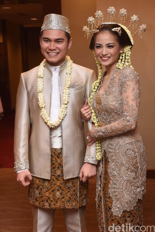 Acha Septriasa dan Vicky Kharisma bercerai pada 19 Mei 2025. Pasangan ini juga jauh dari gosip keretakan rumah tangga, tapi ternyata Acha sudah melayangkan gugatan cerai pada akhir 2024, hingga akhirnya resmi berpisah dengan putusan verstek. Foto: Noel/detikHot