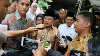 Wakil Presiden Jusuf Kalla usai melayat mantan Menkeu Marie Muhammad.