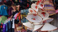 Hanoi memang menjadi salah satu destinasi favorit para turis mancanegara di Asia Tenggara karena daya tariknya wisata pantai dan surga tersembunyi hamparan hijau persawahannya, namun kali ini penulis hanya ingin menyajikan Hanoi dari sisi yang berbeda. Mau tahu liburan Anti mainstream, menikmati Hanoi dari sisi yang berbeda.