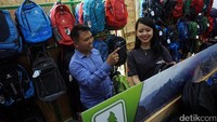 Direktur Consina Disyon Toba memeriksa stok barang.