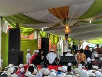 Ditemani Lulung, Agus Minta Doa Restu Saat Acara Maulid Nabi di Condet