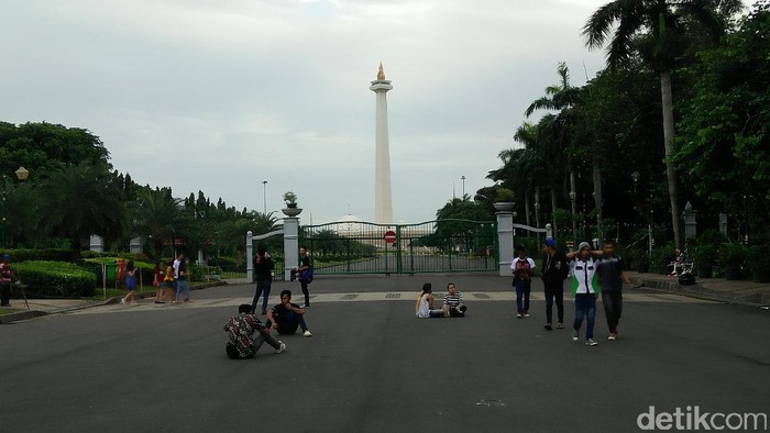 Long Weekend, Warga Tetap Datangi Monas Meski Tutup