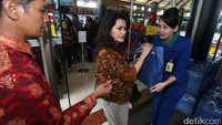 Petugas melayani calon penumpang Garuda Indonesia.