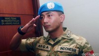 Yama Carlos memberikan penghormatan.