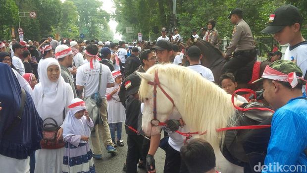  Melihat 'Putihnya' Lapangan Gasibu Bandung Saat Doa Bersama 1212