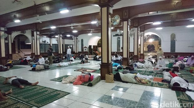 Begini Suasana di Masjid Sunda Kelapa Jelang Salat Subuh Berjamaah 1212 