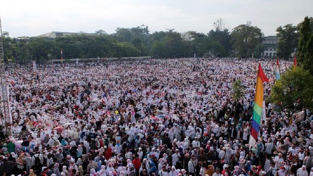 Peserta Doa Bersama 1212 Penuhi Gasibu Bandung, Begini Penampakannya