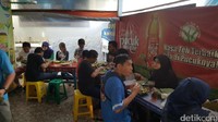 Saat liburan long weekend Maulid Nabi, banyak wisatawan berwisata kuliner. Kebanyakan adalah perantau asal Cirebon yang melepas kangen makanan kampung halaman (Fitraya/detikTravel)