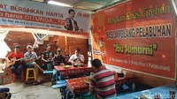 Di balik tembok gapura adalah Nasi Jamblang Pelabuhan. Ini adalah spot kuliner legendaris milik Hj Sumarni (Fitraya/detikTravel)