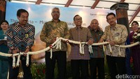 Direktur Utama Garuda Indonesia M Arif Wibowo (tengah) memotong rangkaian bunga sebagai tanda diresmikannya penerbangan Jakarta-Mumbai.