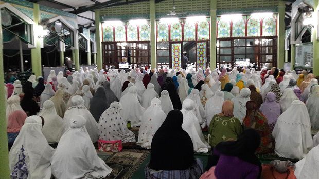  Ibu Ini Bagikan Lontong untuk Jemaah yang hadir di Masjid Ittihad