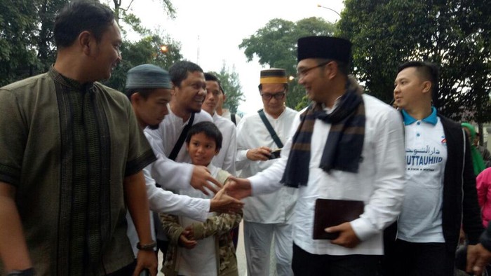 Aa Gym dan Ridwan Kamil Berjalan Kaki dari Masjid Pusdai ke Gedung Sate