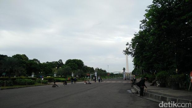 Long Weekend, Warga Tetap Datangi Monas Meski Tutup