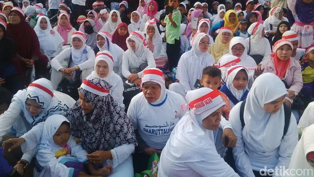  Melihat 'Putihnya' Lapangan Gasibu Bandung Saat Doa Bersama 1212