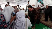 Ahok menyapa jemaah.