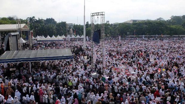 Peserta Doa Bersama 1212 Penuhi Gasibu Bandung, Begini Penampakannya