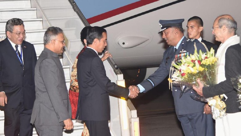 Jokowi Berada di New Delhi, akan Bertemu PM dan Presiden India Jokowi Berada di New Delhi, akan Bertemu PM dan Presiden India