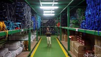 Seorang pekerja mengecek stok barang.