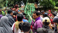 Tidak sampai 10 menit seluruh isi gunungan yang terdiri aneka sayuran dan beras ketan ludes diambil warga.