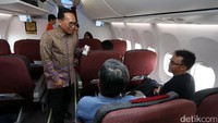 Direktur Utama Garuda Indonesia M Arif Wibowo menyapa penumpang.