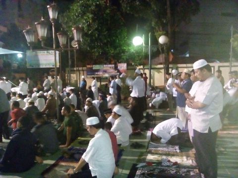 Jemaah di Masjid Sunda Kelapa Menteng Luber Hingga ke Pekarangan