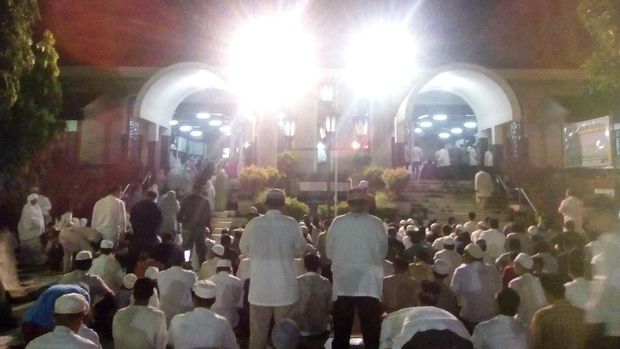 Jemaah di Masjid Sunda Kelapa Menteng Luber Hingga ke Pekarangan
