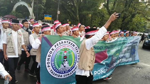 Sambil Bertasbih, Santri dan Massa Difabel Jalan Kaki Mengitari Gedung Sate