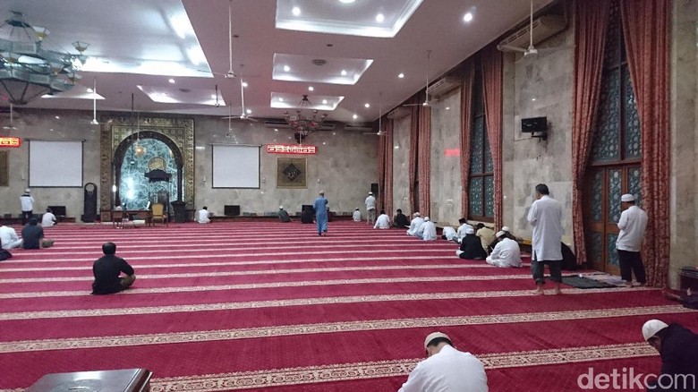 Begini Suasana di Masjid  Sunda  Kelapa  Jelang Salat Subuh 