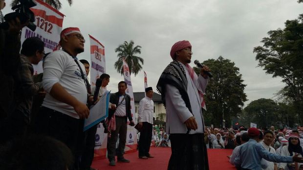 Aa Gym dan Ridwan Kamil Berjalan Kaki dari Masjid Pusdai ke Gedung Sate