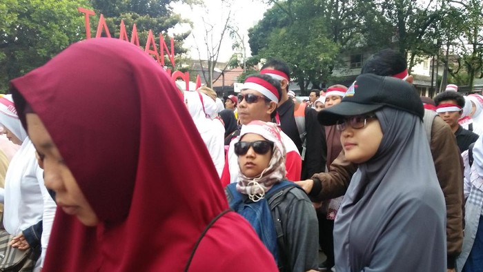 Sambil Bertasbih, Santri dan Massa Difabel Jalan Kaki Mengitari Gedung Sate