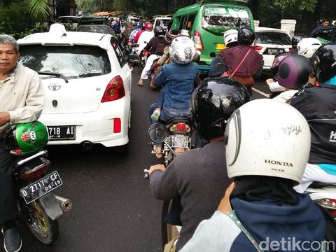 Berjalan Kaki, Massa Terus Berdatangan ke Lapangan Gasibu