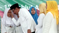 Djarot Saiful Hidayat menyapa jemaah.
