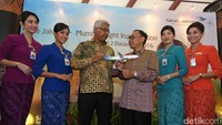 Direktur Utama Garuda Indonesia M Arif Wibowo (tiga dari kanan) menghadiri peresmian penerbangan Jakarta-Mumbai. Peresmian dilakukan di Mumbai, India, Senin (12/12/2016).