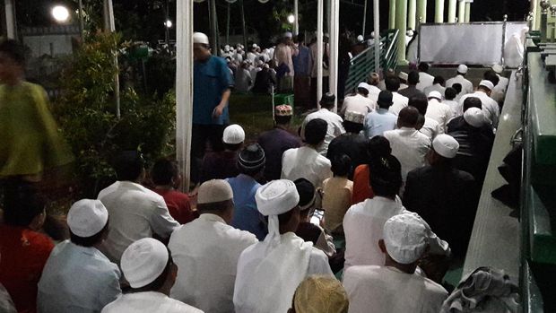  Ibu Ini Bagikan Lontong untuk Jemaah yang hadir di Masjid Ittihad