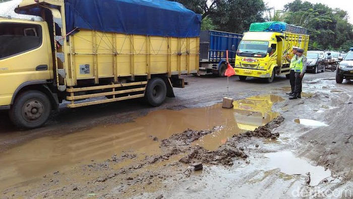Jalan Tulungagung-Trenggalek Rusak Parah, Pedagang Oleh-oleh Menjerit