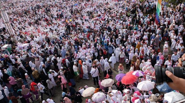Peserta Doa Bersama 1212 Penuhi Gasibu Bandung, Begini Penampakannya