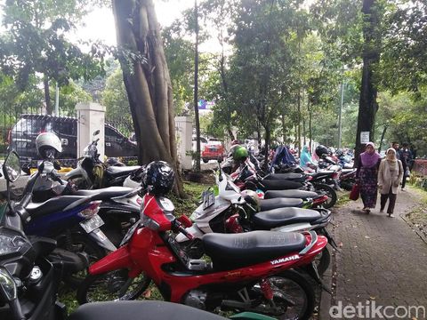 Berjalan Kaki, Massa Terus Berdatangan ke Lapangan Gasibu