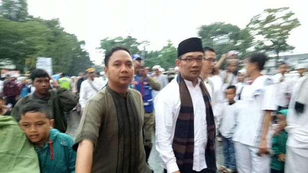 Aa Gym dan Ridwan Kamil Berjalan Kaki dari Masjid Pusdai 