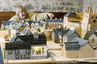 Wouw! Wanita Ini Bikin Replika Desanya Seluruhnya dari Kue