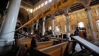 Sejumlah bangku hancur akibat ledakan bom. Mohamed Abd El Ghany/Reuters/detikFoto.