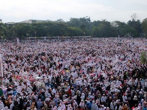 Melihat Putihnya Lapangan Gasibu Bandung Saat Doa Bersama 1212