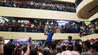 Sandiaga menyapa pendukungnya.