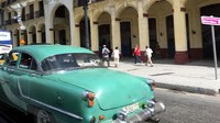 Tidak perlu kaget, karena memang seperti itulah pemandangan sehari-hari yang tersaji di Havana, ibukota Kuba. Bukan karena memang ada parade atau festival, tapi mobil-mobil antik memang mendominasi di jalanan Kuba (Triono/detikTravel)