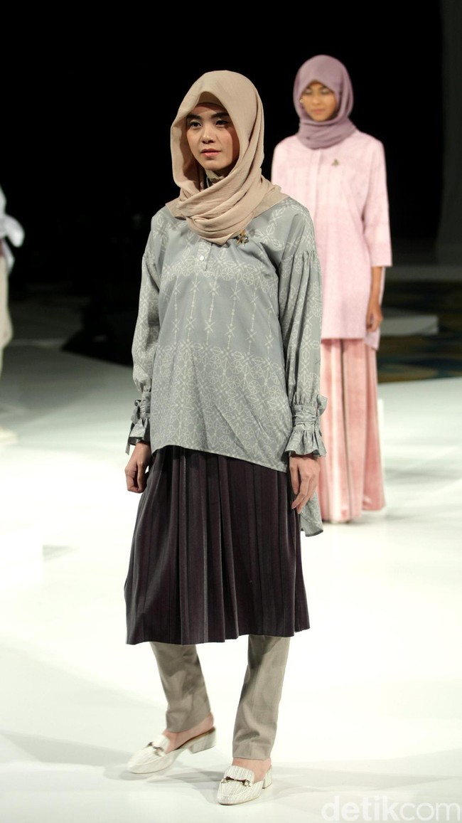 Koleksi Ria Miranda Mengangkat tema Ria Miranda Trend Show 2017 di The Hall Lt.8 Senayan City. Jakarta. [Foto: Mohammad Abduh/Wolipop]