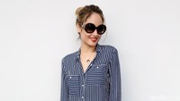 Ia tampak menawan dengan menggunakan longhem bergaris warna biru navy yang dipadukan dengan legging hitam dan heels hitam. Pool/Palevi S/detikFoto.