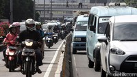 Pengendara terpaksa melintasi jalur busway.