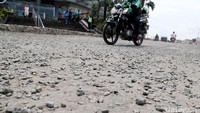 Pengendara perlu berhati-hati karena banyak kerikil yang tercecer di sekitar lokasi perbaikan jembatan.