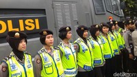 Polisi wanita juga ikut disiagakan.