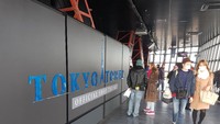 Saat detikTravel berkunjung ke Jepang beberapa waktu lalu, kami hanya diperbolehkan naik sampai ke gardu pandang paling bawah pada ketinggian sekitar 100 meter. Hal ini karena masih ada perbaikan pada gardu pandang berikutnya. Namun, kami justru bisa melihat keindahan Tokyo lebih dekat dan jelas (Elvan/detikTravel)